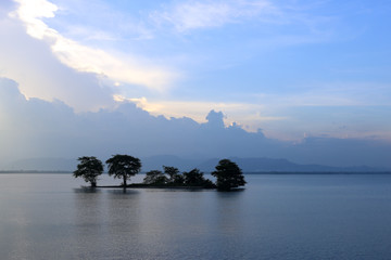 paysage zen lac artificiel