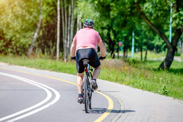 Obraz na płótnie Canvas Cyclist ride on the bike path in the city Park 
