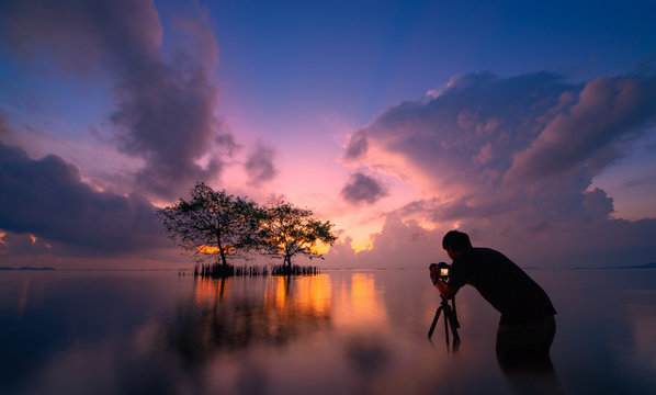 Silhouette of a photographer like to travel and photography. Nature photography concepts professional photographer