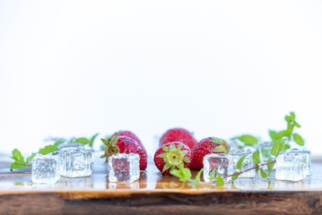 Piękne, dojrzałe czerwone truskawki na deser