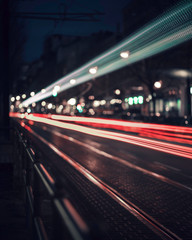 Fototapeta na wymiar Schneller Verkehr bei Nacht auf Straße in Stadt Langzeitbelichtung