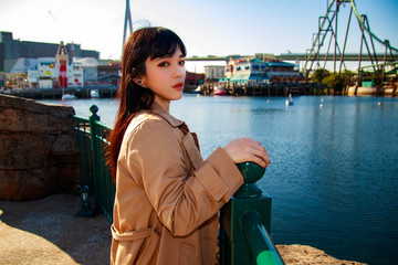 テーマパークでデートする女性