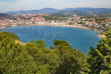 Fototapeta na wymiar panoramic and landscape of the beach of the shell in san sebastian, donostia, spain