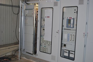 armoires electriques en cours de cablage