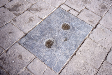 Traits left by knees on the kneeling pads of prisoners in ancient China