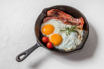 スキレットで厚切りベーコンエッグ　 Bacon and eggs and iron fry pan