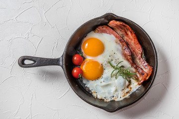 スキレットで厚切りベーコンエッグ　 Bacon and eggs and iron fry pan