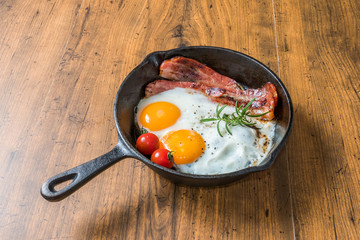 スキレットで厚切りベーコンエッグ　 Bacon and eggs and iron fry pan