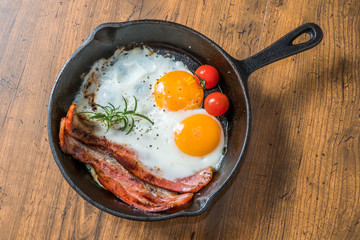 スキレットで厚切りベーコンエッグ　 Bacon and eggs and iron fry pan