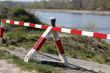 Hindernis, Barriere, Absperrung, Schranke mit rot-weißen Balken