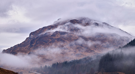 Glenfinnan Berg in Wolken Highlands Schottland