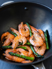 grilled prawns with green asparagus