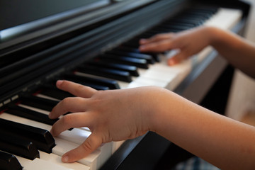 Obraz premium a child learns to play a good piano