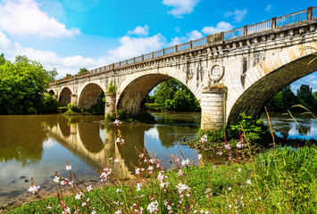Fototapeta premium pont sur l'Adour dans la ville de Saubusse