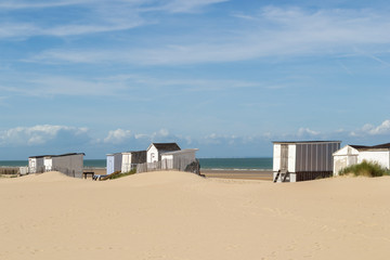 Plage de sable fin, dunes et cabanes en bois, mer bleu vert, temps calme et reposant. Blériot-Plage