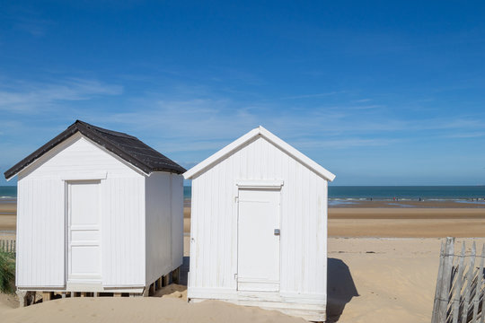 Maisons de plage en bois blanc, plage de sable fin en été. Sangatte