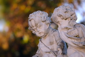Statuen im herbstlichen Park 