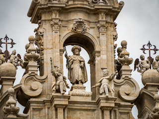 Obraz premium Statua Świętego Jakuba w katedrze w Santiago de Compostela
