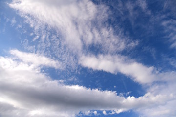 空の背景素材。青空、美しい雲、光。