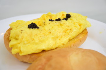 Scrambled eggs, black truffles, bread