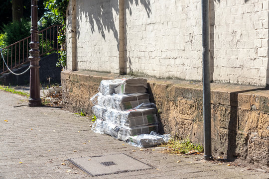 Zeitschriften auf dem Gehweg