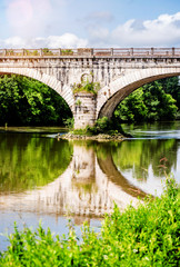 Fototapeta na wymiar Pont au dessus de l'Adour dans le sud-ouest de la France