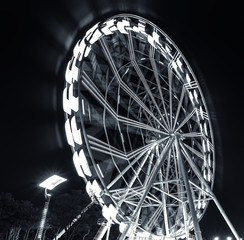 ferris wheel moving at night