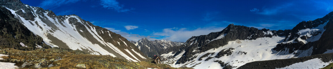 Chapel in an alpine valley (Kaunergrat, Pitztal, Seekarlesscheid, Hohe Geige)
