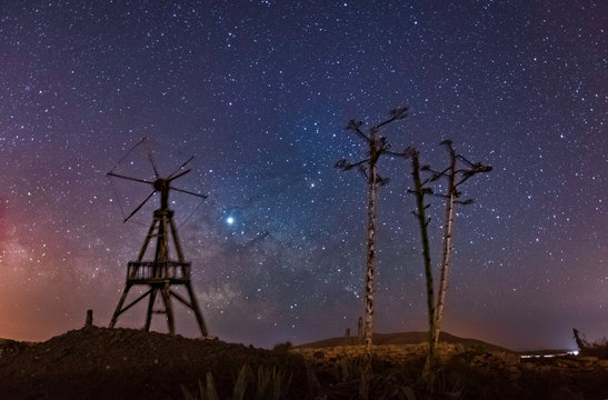 V&iacute;a l&aacute;ctea con un molino de madera antiguo y piteras canarias