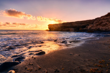atardecer dorado en una playa de Fuerteventura
