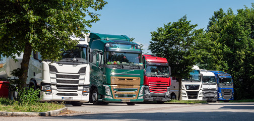 Panorama LKW auf Autobahnrastplatz