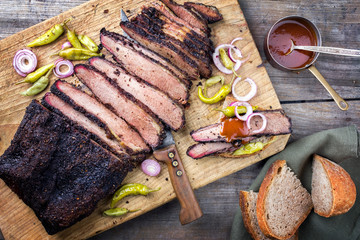 Traditionell smoked barbecue Wagyu Rinder Brisket Fleisch angeboten mit Bauernbrot Louisiana Sauce,...