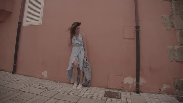 ragazza in vacanze al mare di italia