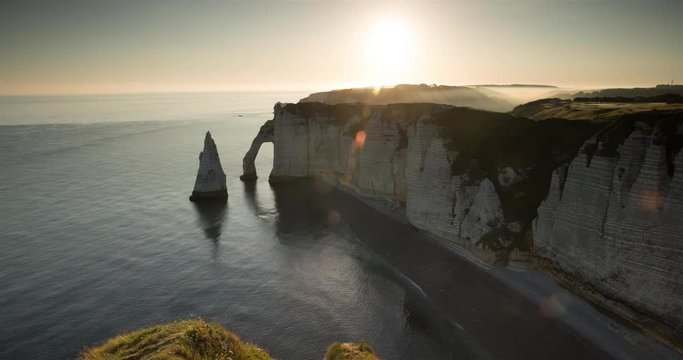Lever du soleil et mar&eacute;e basse &agrave; Etretat, France.