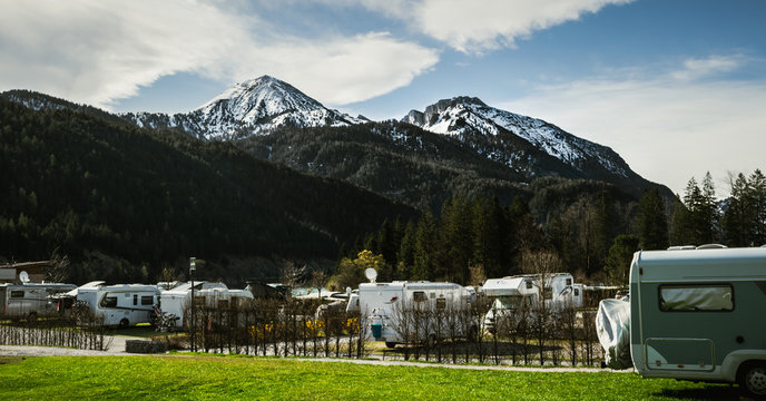 Campingplatz am Achensee  mit Bergen in Tirol im Sommer, &Ouml;sterreich