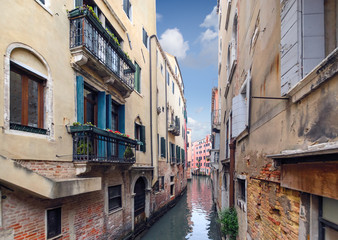 Fototapeta na wymiar Green water canal of Venice