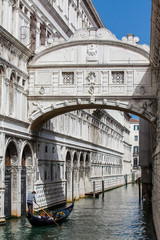 VENEDIG, ITALIEN - APRIL 2018: Die berühmte Seufzerbrücke an den wunderschönen Kanälen von Venedig