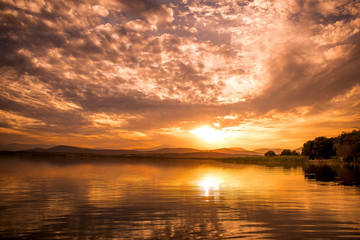 Atardecer en el lago.