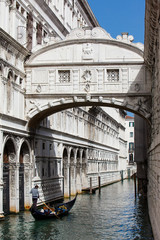 VENEDIG, ITALIEN - APRIL 2018: Die berühmte Seufzerbrücke an den wunderschönen Kanälen von Venedig