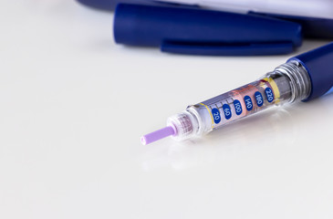 Obraz premium Insulin pen, syringe pen, glucometer. Isolate. White background. Medicine, diabetes, health and healthcare concept.
