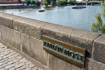 Zabytkowy most Karola i widok na rzekę Wełtawę - miasto Praga