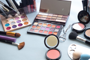 Materiales de maquillaje sobre una mesa 