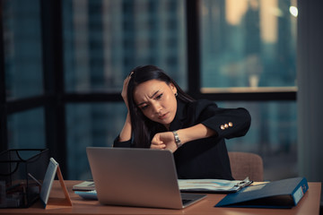 Businessmen work hard until overtime.
