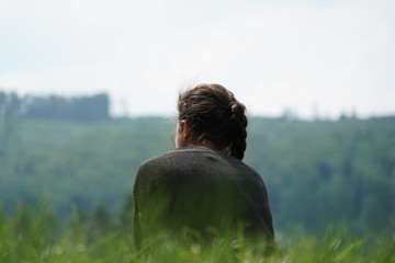 Mädchen von hinten im Gras