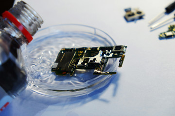 Cleaning and recovery of the circuit board of the cell phone in the liquid, isopropyl, alcohol