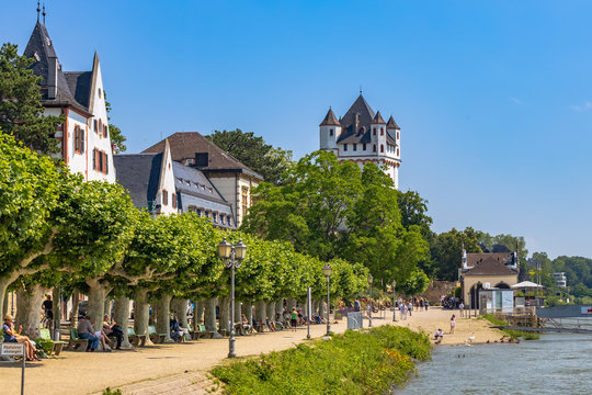 Rheinpromenade mit dem Turm der Kurf&uuml;rstlichen Burg in Eltville am Rhein