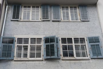 Fototapeta na wymiar Sprossenfenster mit Fensterläden in einem historischen Haus