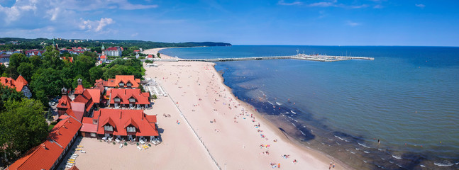 Panorama der Ostseeküste mit Holzsteg in Sopot, Polen