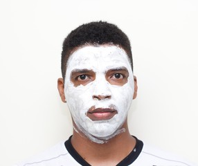 Rosto de homem com mascara de limpeza de pele.