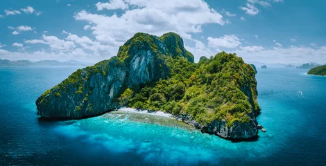 Foto op Canvas Luchtfoto drone panorama foto van tropisch paradijs epische Entalula Island. Karst kalkstenen rotsachtige bergen omringen de blauwe lagune met prachtig koraalrif © Igor Tichonow